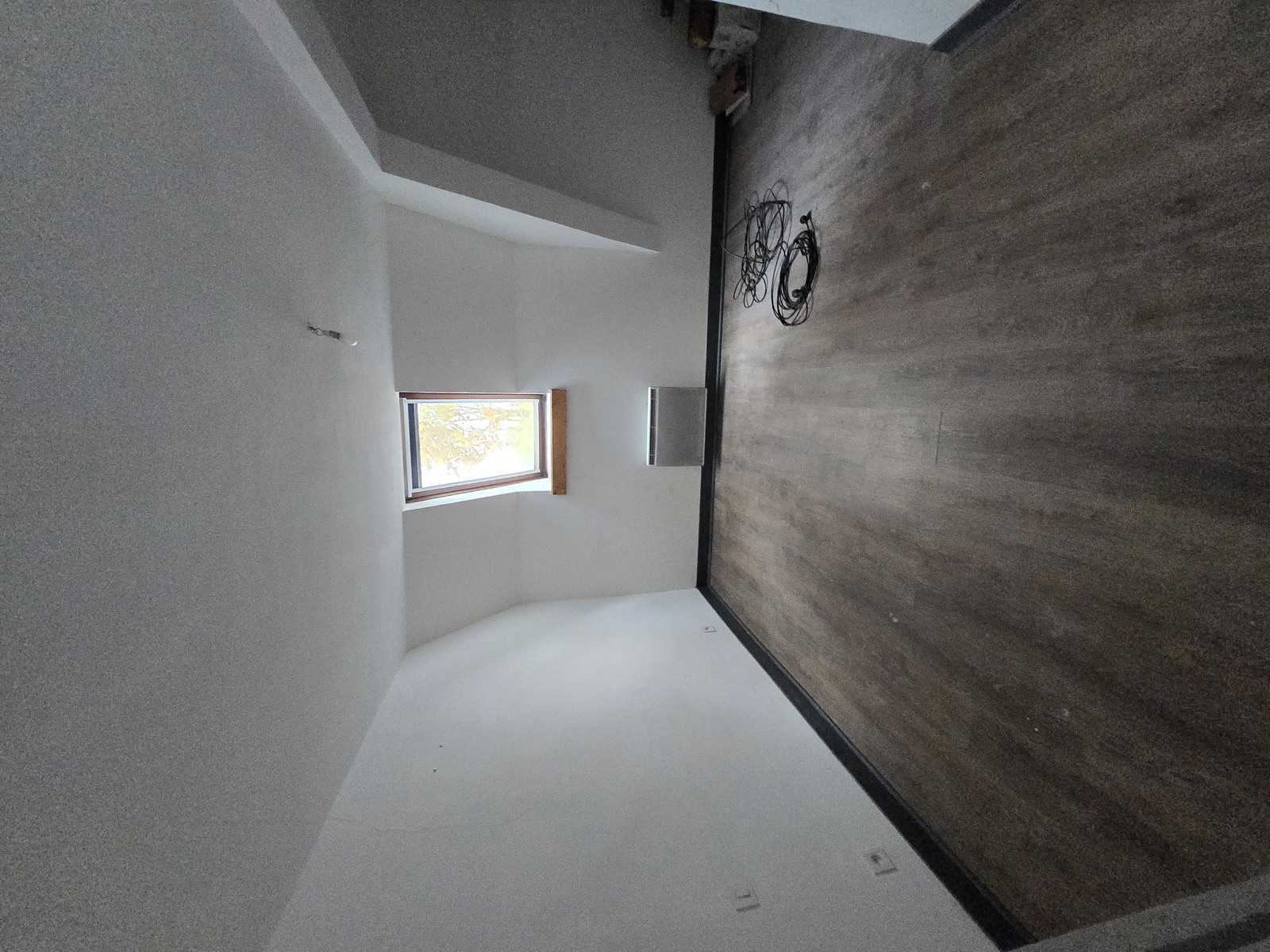 Chambre vide avant home staging : murs nus, parquet brut, espace non meublé