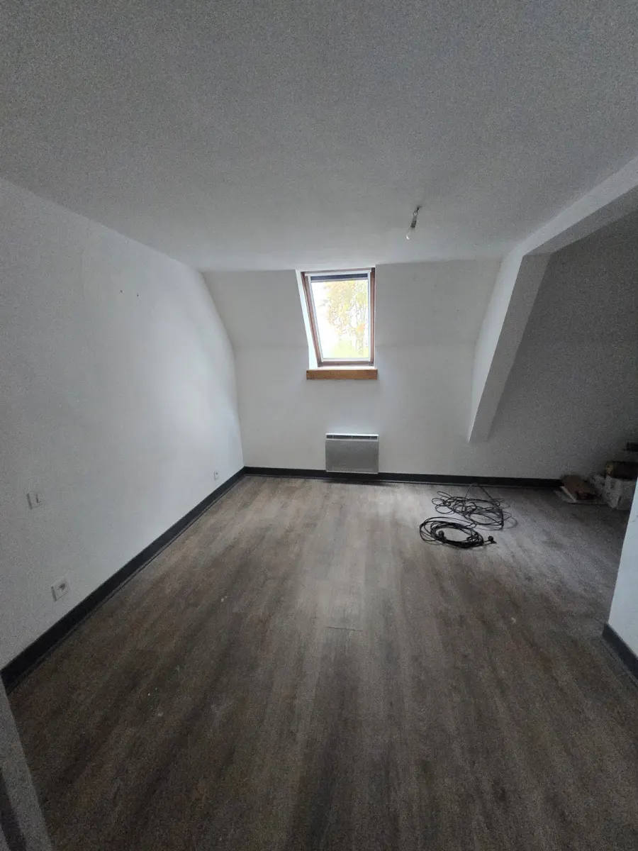 Chambre vide avant home staging : murs nus, parquet brut, espace non meublé